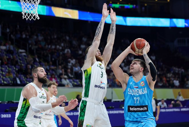 Luka Dončić se bo spet udaril z Litovci. FOTO: Eloisa Lopez/Reuters