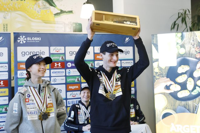 Domen Prevc je bil s skupaj s sestro Niko v središču pozornosti tudi na današnji novinarski konferenci v Ljubljani. FOTO: Leon Vidic/Delo