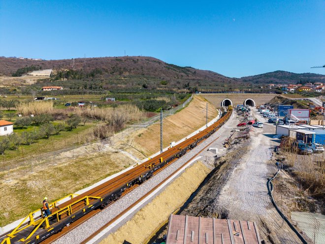 Pred predorom Škofije je takole peljal dolg vlak z dolgimi tirnicami. Trenutno jih polagajo v zadnji tretjini 3,8 kilometra dolgega predora. Foto 2TDK