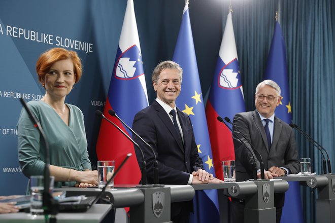 Asta Vrečko (Levica), Robert Golob (Gibanje Svoboda) in Matjaž Han (SD) so marca prehiteli opozicijski stranki SDS in NSi. FOTO: Leon Vidic