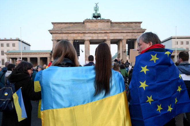 Konec tedna je pred Brandenburškimi vrati v Berlinu potekal protest v podporo Ukrajini. FOTO: Ralf Hirschberger/AFP