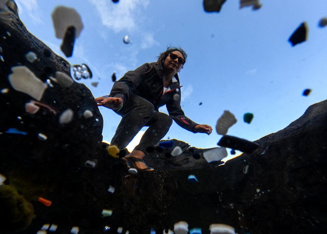 Plastični delci lahko blokirajo dostop sončne svetlobe do listov in poškodujejo tla. FOTO: Ivan Alvarado/Reuters