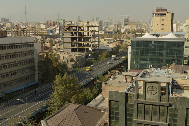 Pogled na Teheran, devetmilijonsko prestolnico islamske republike Iran. FOTO: Aljoša Toplak