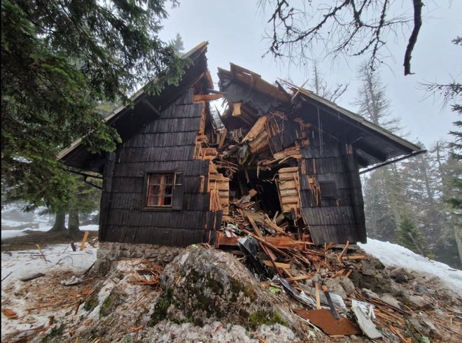 Po družbenih omrežjih so zakrožile fotografije koče, ki jo je presekalo letalo, ter zvočni posnetki kontrole letenja. FOTO: X