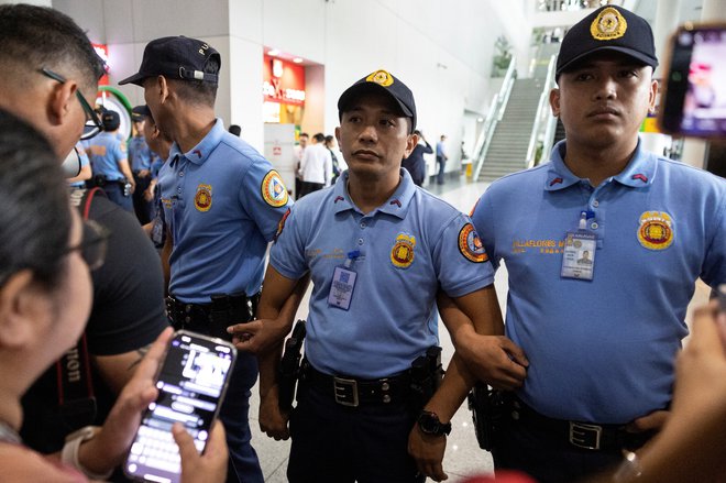 V posnetku, ki ga je danes na instagramu objavila Dutertejeva hči Veronica, je bivšega predsednika videti, kako od policistov zahteva, naj mu pokažejo pravno podlago za njegovo prijetje. FOTO: Eloisa Lopez/Reuters