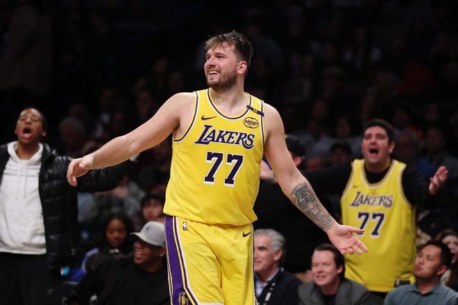 Luka Dončić kljub polni statistiki ne more biti zadovoljen s predstavo v Brooklynu. FOTO: Sarah Stier/AFP