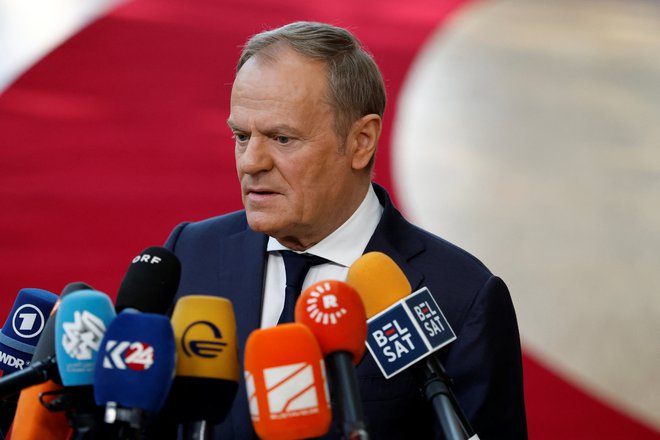 Poljski premier Tusk je opozoril na rusko vojaško krepitev in napovedal širitev vojske na 500.000 vojakov ter povečanje obrambnega proračuna.  FOTO: Stephanie Lecocq/Reuters