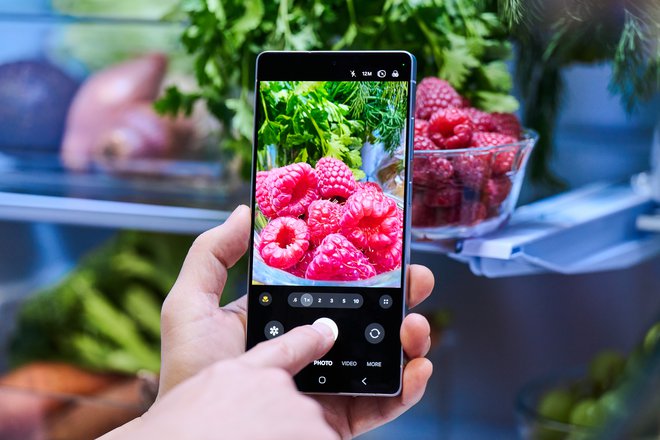 Z vrhunskim pametnim telefonom danes lahko ustvarite profesionalne fotografije. FOTO: Samsung/ DGEUT