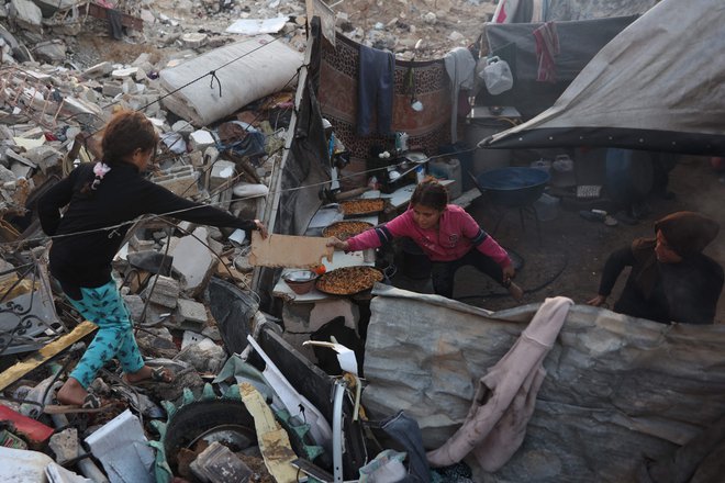 Palestinska družina v taborišču Džabalija. FOTO: Omar Al-qattaa/AFP