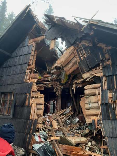 Koča fakultete za strojništvo, kjer so našli dele letala. FOTO: PGD Kamniška Bistrica