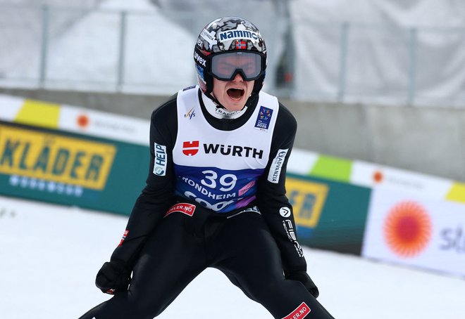 Marius Lindvik se je takole veselil svojega finalnega skoka v Trondheimu. FOTO: Kai Pfaffenbach/Reuters