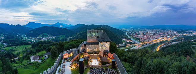 S Starega gradu je izjemen pogled na mesto, grad pa krasno prizorišče, kjer bodo letos poleti spet uprizorili muzikal Veronika Deseniška. FOTO: Rok Deželak