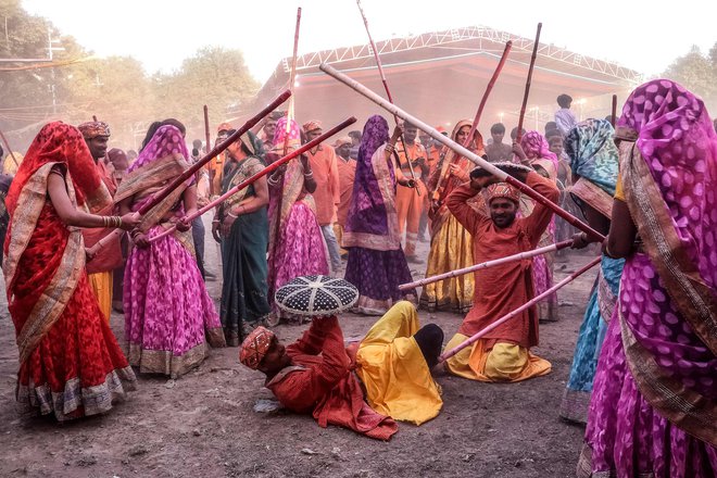 Utrinek iz praznovanja hindujskega spomladanskega praznika barv Lathmar Holi v mestu Mathura na severu indijske zvezne države Utar Pradeš. Foto: Afp