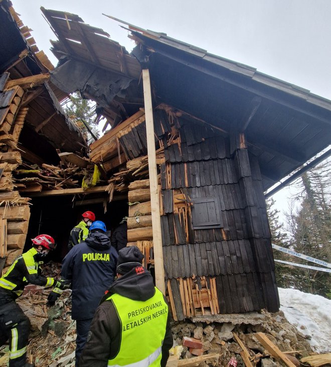 Trudijo se narediti vse, da bi čim prej varno vstopili v objekt in našli pilota ter tako pomagali zmanjšati stisko svojcev, s katerimi so v stiku. Identitete pogrešanega pilota sicer še ne morejo potrditi. FOTO: PU Ljubljana