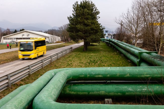 Zdaj za ogrevanje skrbi Teš, kaj in od kod bo po obnovljenem vročevodu teklo po aprilu leta 2027, pa še ni znano. FOTO: Črt Piksi