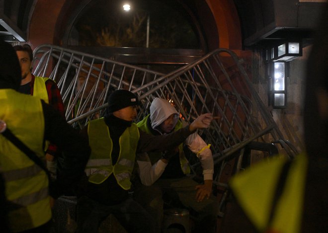 Med incidenti je bil poškodovan tudi policist, kar je izpostavil srbski predsednik Vučić. FOTO: Oliver Bunic/AFP