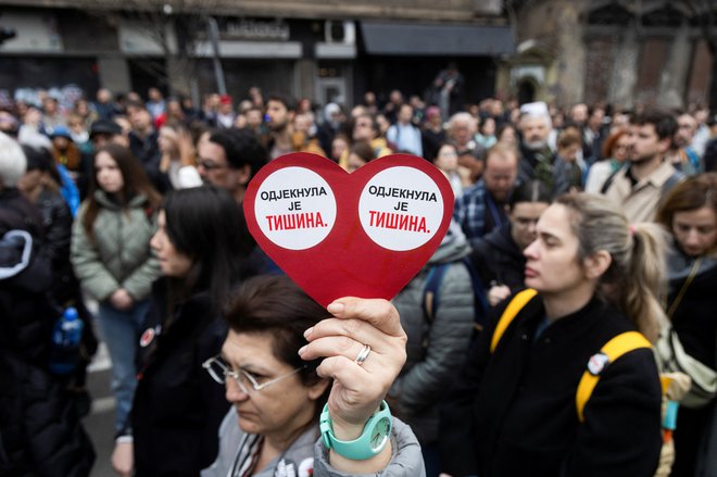 Dogodki med protesti pred stavbo Radiotelevizije Srbije so se hitro zaostrili, ko je policija blokirala promet in vstopila v prostore RTS. FOTO: Djordje Kojadinovic/Reuters