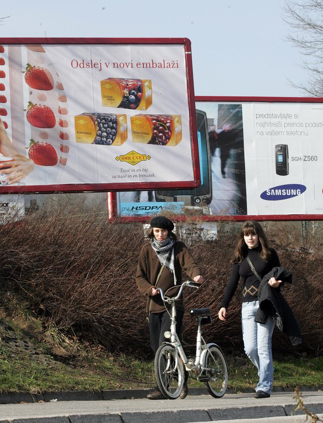 Oglasnih panojev je preveč in vplivajo tudi na pozornost voznikov. FOTO: Blaž Samec/Delo