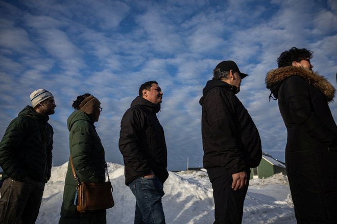 Okoli 40.000 volilnih upravičencev lahko na današnjih volitvah izbira 31 poslancev enodomnega parlamenta. FOTO: Marko Djurica/Reuters