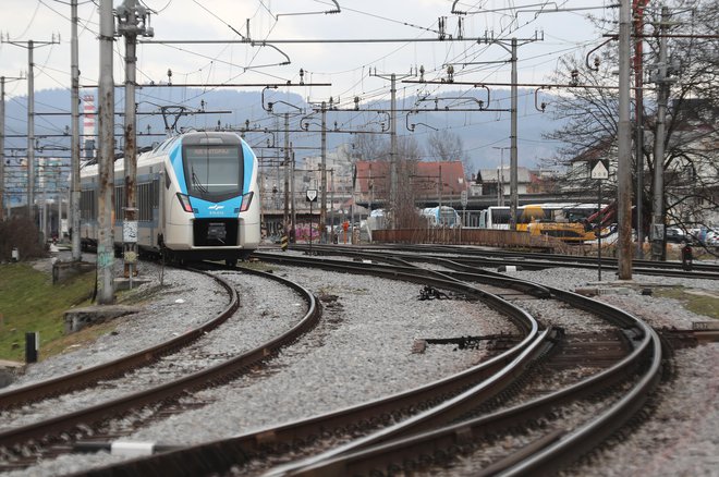 V Ukrajini večino težke vojaške opreme do bojišča pripeljejo po železniških tirih. Ker Slovenija leži na pomembnem evropskem križišču, bi s hitro izgranjo infrastrukture prispevala tudi k evropski varnosti. FOTO: Dejan Javornik