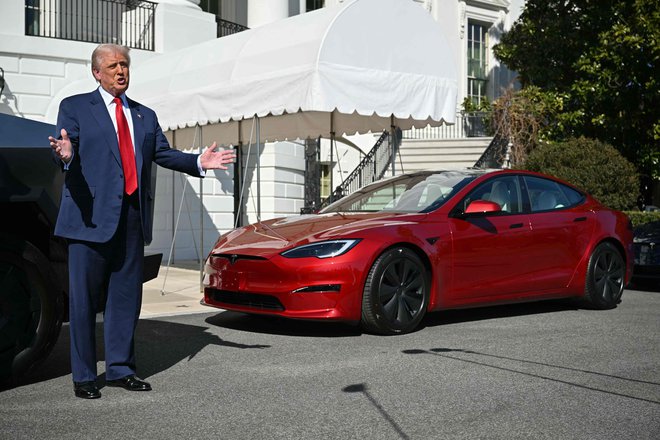 Predsednik Donald Trump je v podporo najtesnejšemu sodelavcu Elonu Musku kupil avto znamke tesla. Foto: Mandel Ngan/Afp