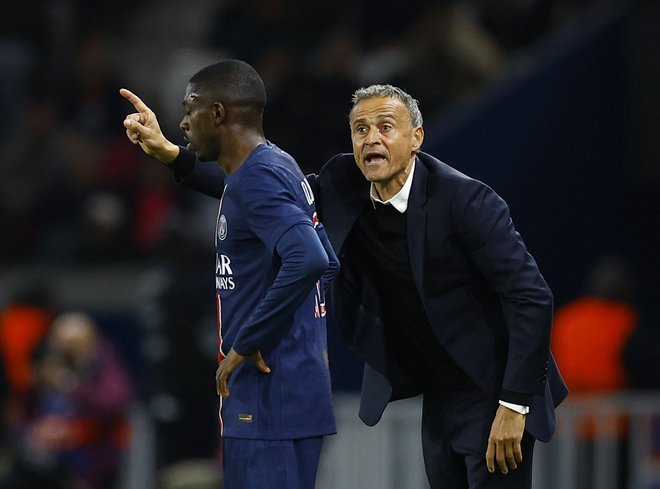 Luis Enrique (desno) je na dobri poti, da Paris St. Germain povsem preobrazi, med drugim je Ousmana Dembeleja spremenil v najboljšega strelca Parižanov. FOTO: Christian Hartmann/Reuters