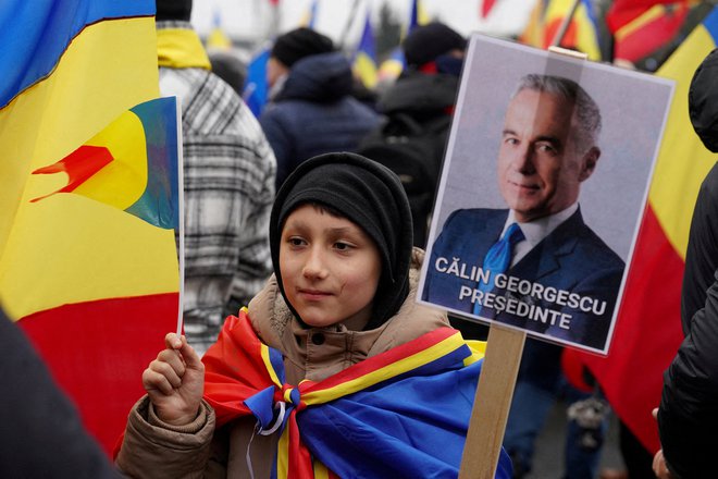 Številni Romuni verjamejo, da je bil Georgescu blokiran zaradi korumpirane politične elite, ki je oddaljena od potreb in želja ljudi. FOTO: Andreea Campeanu/Reuters