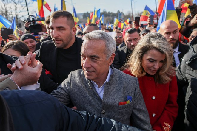 Romunsko ustavno sodišče je zavrnilo kandidaturo skrajno desnega kandidata, ki je v razveljavljenem prvem krogu predsedniških volitev prejel največ glasov, Călina Georgescuja. FOTO: George Calin/Reuters