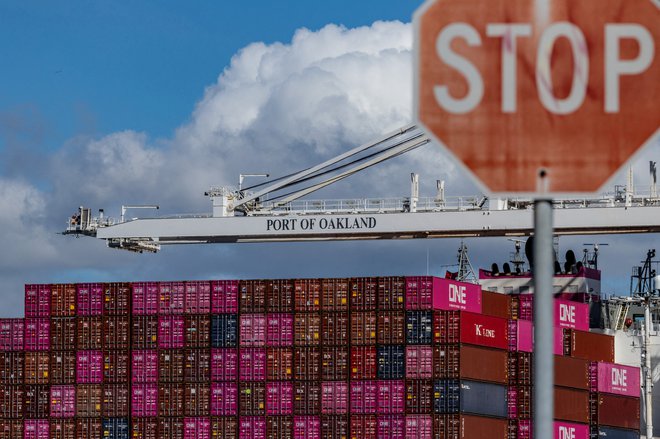 Carine, ki jih uvajata ZDA in EU druga proti drugi, bi lahko slovensko gospodarsko rast letos skrčile za okoli pol odstotne točke, ocenjujejo na Umarju. FOTO: Carlos Barria/REUTERS