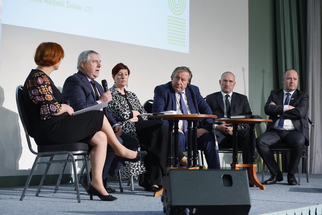 Predlanska analiza je pokazala, da so slovenski izdelki cenejši od uvoženih, kar je v nasprotju s percepcijo potrošnikov, je pojasnil prehranski varuh Branko Ravnik (drugi z leve). FOTO: Leon Vidic/Delo