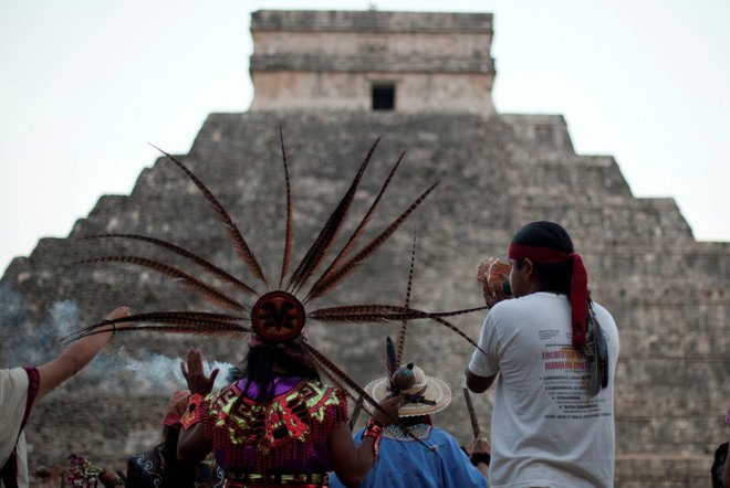 Piramide ali stožci so geometrijska telesa, ki jih je najlažje zgraditi s preprosto tehnologijo, saj za njihovo gradnjo ni potreben poseben vezivni material. FOTO: Victor Ruiz Garcia/Reuters


 
