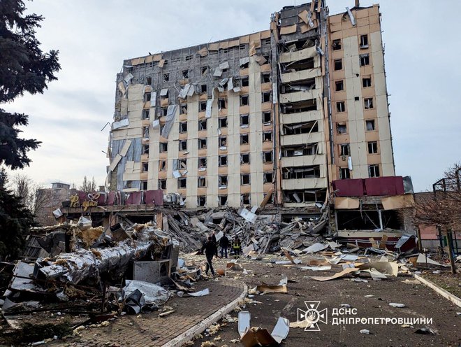 Tudi po poročanju ukrajinskih medijev sovražniki počasi, a vztrajno napredujejo, zavzemajo ped za pedjo ozemlja. FOTO: AFP