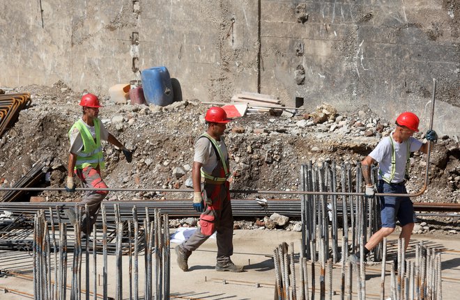 Ali je državna nemočna pri goljufanju in odiranju delavcev iz tujine in tudi naše države? FOTO: Blaž Samec