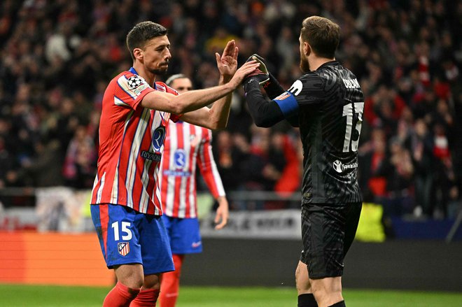 Jan Oblak je prejemal čestitke soigralcev. FOTO: Javier Soriano/ AFP