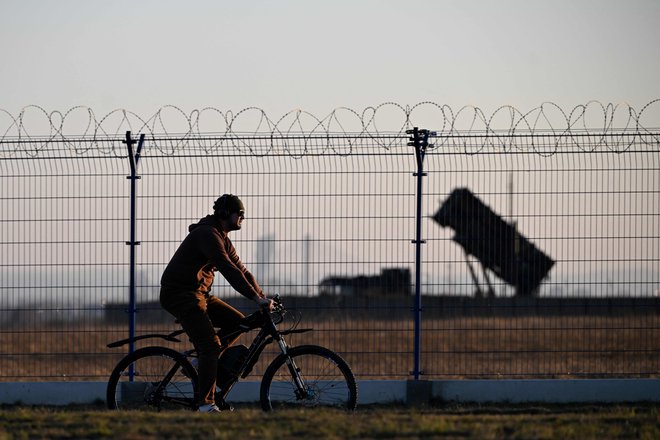 Protizračni sistem patriot, nameščen pri poljskem letališču Rzeszow-Jasionka, marec 2025. FOTO: Sergei Gapon/AFP