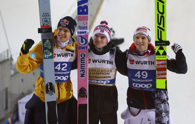 Marius Lindvik je na svetovnem prvenstvu osvojil zlato kolajno na srednji napravi. FOTO: Kai Pfaffenbach/Reuters