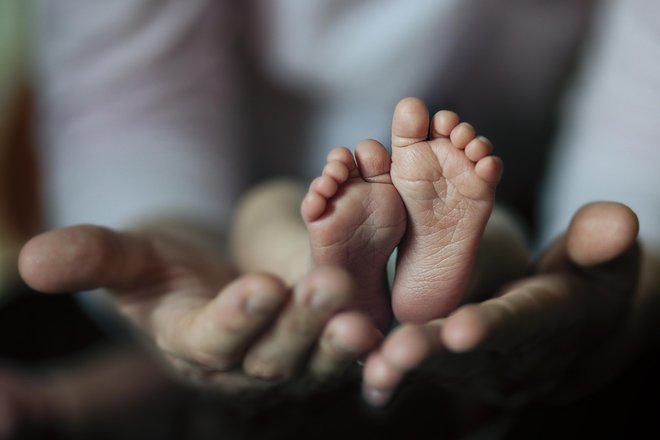 Alina bi bila danes lahko zdrava deklica, če bi porod v brežiški bolnišnici vodili po pravilih stroke, so prepričani starši. Simbolična fotografija. FOTO: Dejan Mijović