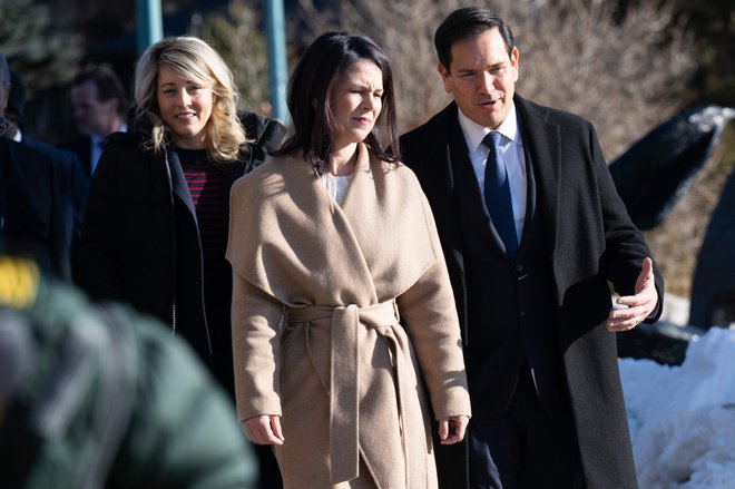 Kanadska zunanja ministrica Melanie Joly z nemško kolegico Annaleno Baerbock in ameriškim državnim sekretarjem Marcom Rubiom. Foto: Saul Loeb/Afp