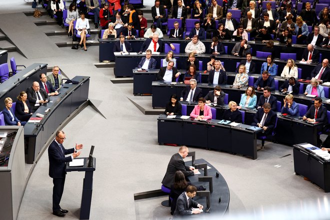 Bodoči nemški kancler Friedrich Merz je na današnjem izrednem zasedanju parlamenta zagovarjal načrtovano obsežno zadolževanje. Za potrditev sprememb ustave nujno potrebuje podporo Zelenih, ki pa je še vedno nima. Časa ima le še pet dni. FOTO: Liesa Johannssen/REUTERS