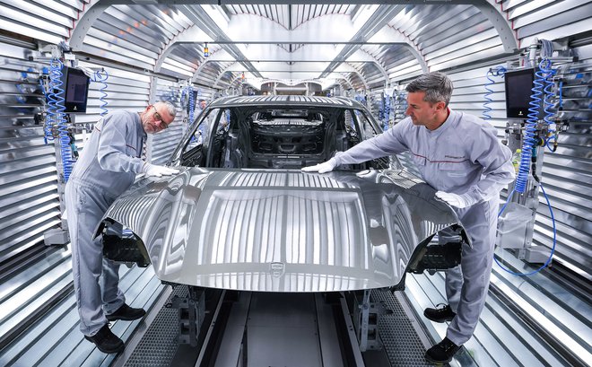 Porsche macan je bil v Evropi vselej zelo priljubljen, v novi izdaji je le električen. Podjetje po razmisleku napoveduje še enega, klasično gnanega športnega terenca. FOTO: Ronny Hartmann/AFP