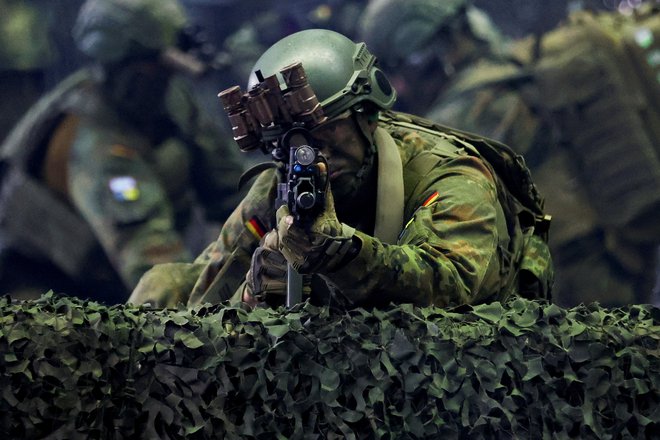 Pripadnik nemške vojske med predstavitvijo nemškemu obrambnemu ministru Borisu Pistoriusu, ko je ta septembra lani obiskal zračno desantno brigado nemške vojske v Saarlouisu. FOTO: Thilo Schmuelgen/Reuters