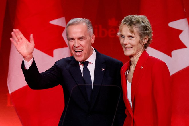 Novi kanadski premier Mark Carney, ob njem je žena Diana Fox, je mož z izjemno bogatimi izkušnjami v centralnem bančništvu, a s šibkimi izkušnjami v politiki. FOTO: Blair Gable/Reuters