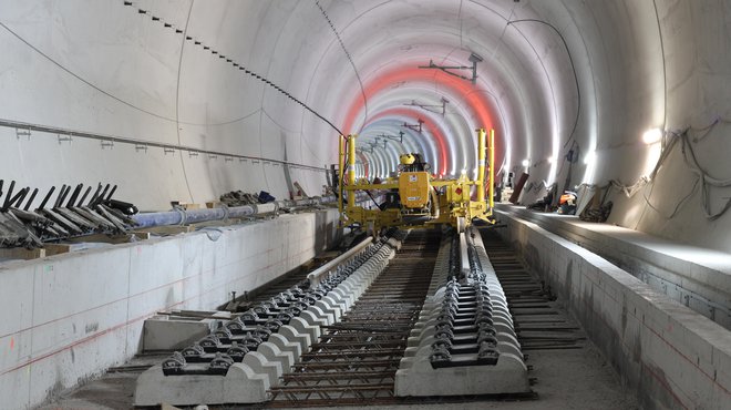 Novost pri gradnji železnic je možnost alternativne izvedbe menjave tirne grede s tirom na togi podlagi. FOTO: arhiv SŽ–ŽGP Ljubljana