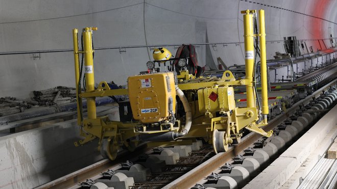 Tehnologija tira na togi podlagi je še posebej uporabna pri predorih in viaduktih, kjer so zahtevane dolgoročna stabilnost proge, nižja konstrukcijska višina in teža v primerjavi s klasično progo. FOTO: arhiv SŽ–ŽGP Ljubljana