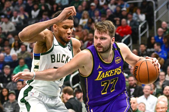 Luka Dončić je dosegel več točk, toda zmage se je veselil Giannis Antetokounmpo. FOTO: Benny Sieu/Reuters