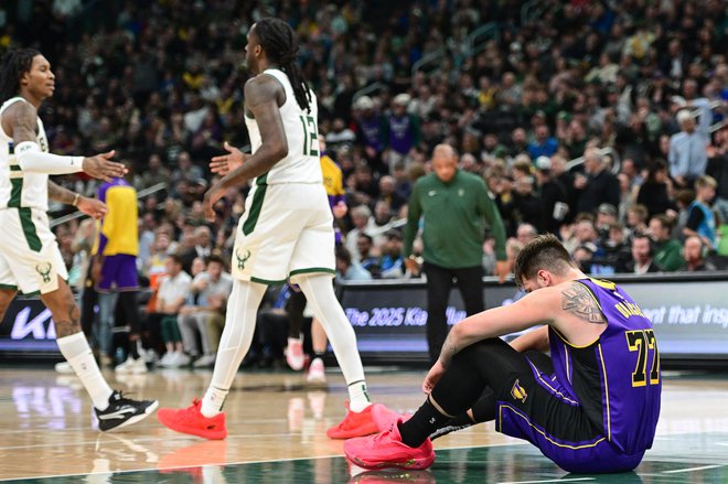 Dončić ni mogel preprečiti tretjega poraza zapored. FOTO: Benny Sieu/Reuters