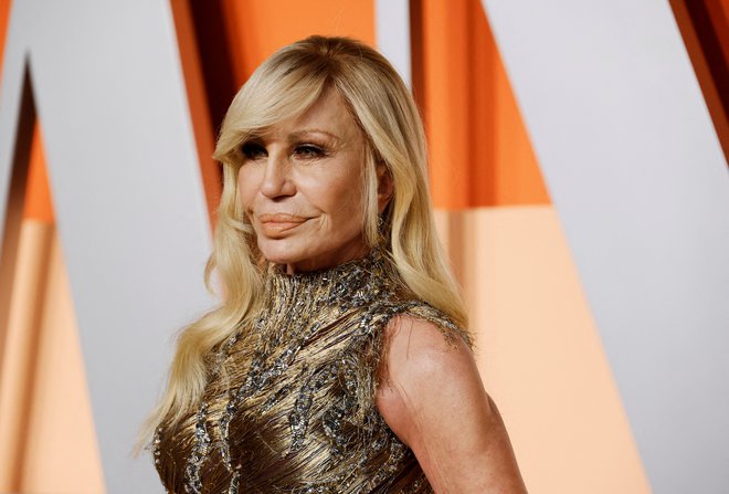 Donatella Versace se po skoraj 30 letih poslavlja s položaja v modnem imperiju