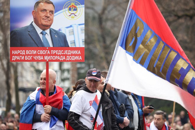 Na zadnji Dodikovi paradi ob praznovanju spornega dneva ustanovitve Republike Srbske je bilo mogoče našteti okoli 2000 ljudi z jurišnimi puškami. FOTO: Amel Emrić/Reuters