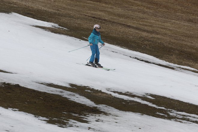 Vse pogostejši so prizori blatnih rjavih pobočij, po katerih se vijejo beli trakovi prog. FOTO: Leon Vidic/Delo