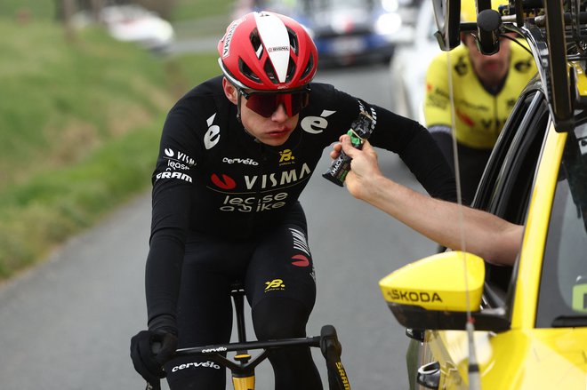 Jonas Vingegaard čuti bolečine v roki. FOTO: Anne-christine Poujoulat/AFP